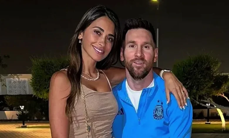 أنتونيلا روكوزو تقف بجانب زوجها ليونيل ميسي