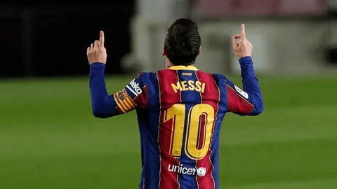ليونيل ميسي مع قميص برشلونة خلال سنواته الأخيرة في النادي
