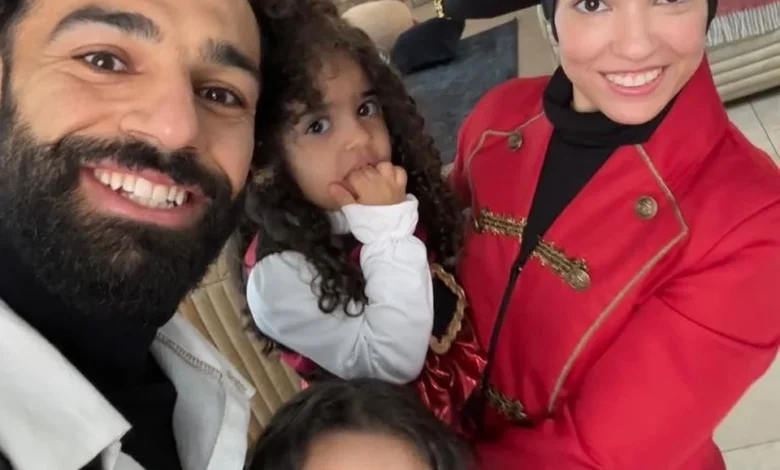 محمد صلاح وزوجته ماجي في لحظة خاصة