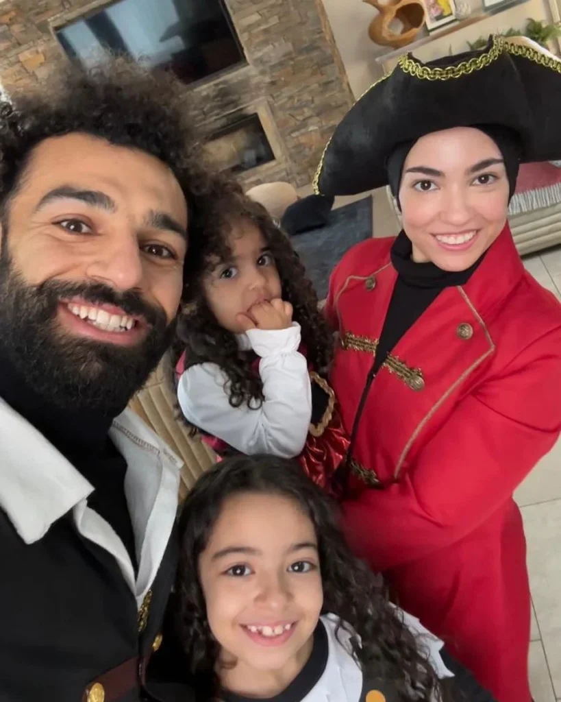 محمد صلاح وزوجته ماجي في لحظة خاصة