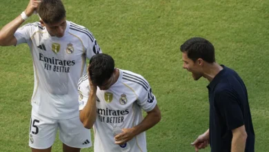 صافي ثروة تشابي ألونسو: كم يكسب مدرب ريال مدريد الجديد؟ 1 تشابي ألونسو مدرب ريال مدريد الجديد برفقة اللاعبين