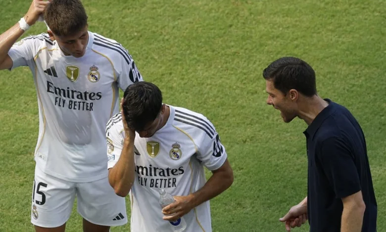 تشابي ألونسو مدرب ريال مدريد الجديد برفقة اللاعبين