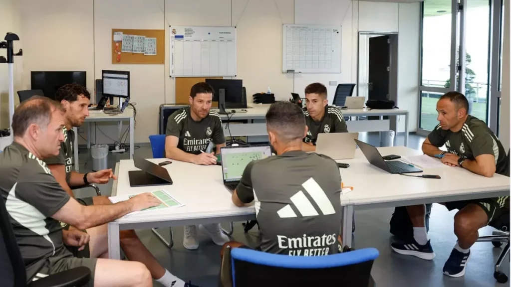 تشابي ألونسو أثناء أول تدريب رسمي له مع فريق ريال مدريد موسم 2025/2026