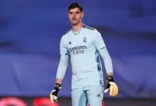 تيبو كورتوا حارس مرمى ريال مدريد خلال مباراة في الدوري الإسباني