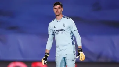 تيبو كورتوا يوقع على تمديد عقده مع ريال مدريد رسميًا في يوليو القادم 1 تيبو كورتوا حارس مرمى ريال مدريد خلال مباراة في الدوري الإسباني