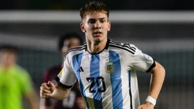فرانكو ماستانتوونو يتفوق على ميسي ويقترب من ريال مدريد 1 فرانكو ماستانتوونو يحتضن ميسي بعد فوز الأرجنتين على تشيلي
