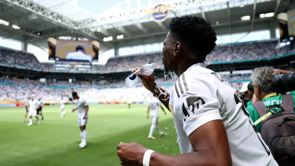 لاعب يشرب الماء خلال توقف مباراة بسبب الحرارة العالية في كأس العالم للأندية 2025
