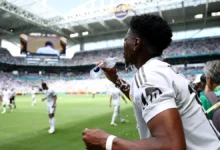 لاعب يشرب الماء خلال توقف مباراة بسبب الحرارة العالية في كأس العالم للأندية 2025