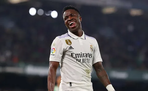 فينيسيوس جونيور بقميص ريال مدريد خلال مباراة في الدوري الإسباني