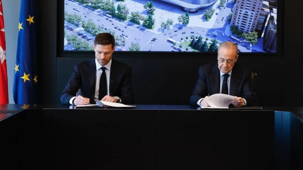 تشابي ألونسو يوقع عقد تدريب ريال مدريد بحضور فلورنتينو بيريز