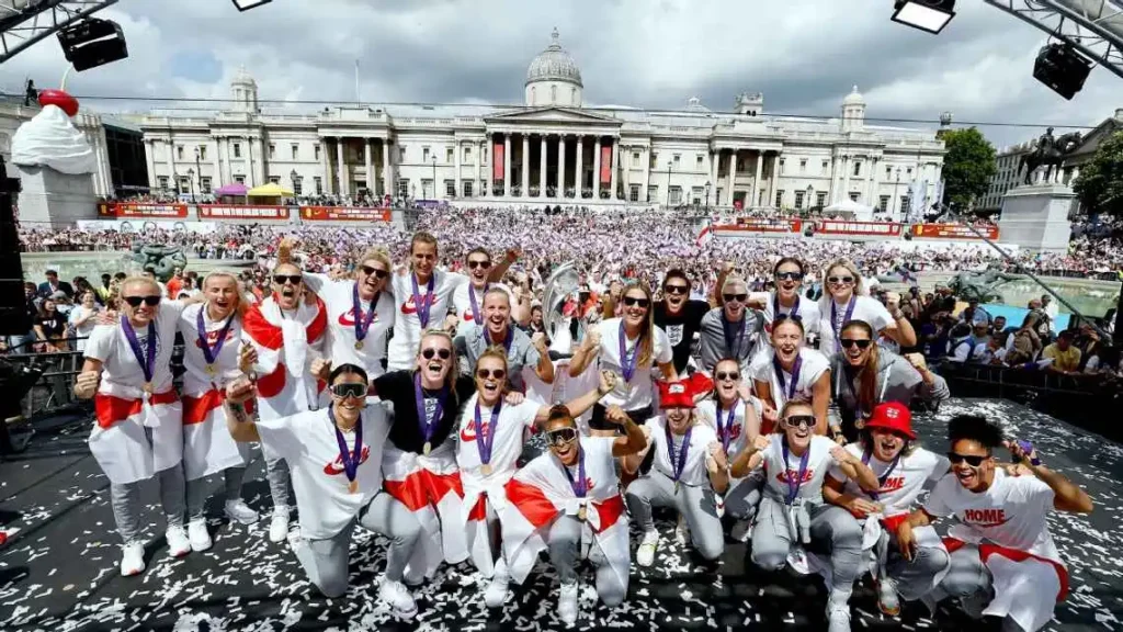 فريق كرة قدم نسائي يحتفل بالفوز في مباراة دولية وسط فرحة جماعية