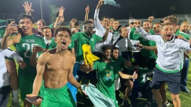 فرحة لاعبي أولمبيك الدشيرة بلحظة التتويج بالصعود إلى البطولة الاحترافية
