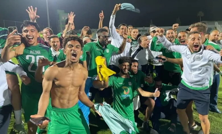 فرحة لاعبي أولمبيك الدشيرة بلحظة التتويج بالصعود إلى البطولة الاحترافية
