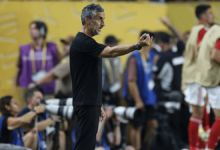 المدرب خوسيه ريفييرو يوجه لاعبي الأهلي من على الخط خلال مباراة بالميراس