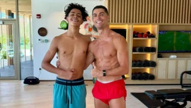 كريستيانو رونالدو جونيور يقلل من شأن لامين يامال ويفضل والده كأفضل لاعب في التاريخ 10 كريستيانو رونالدو وابنه جونيور يستعرضان لياقتهما البدنية أمام الكاميرا