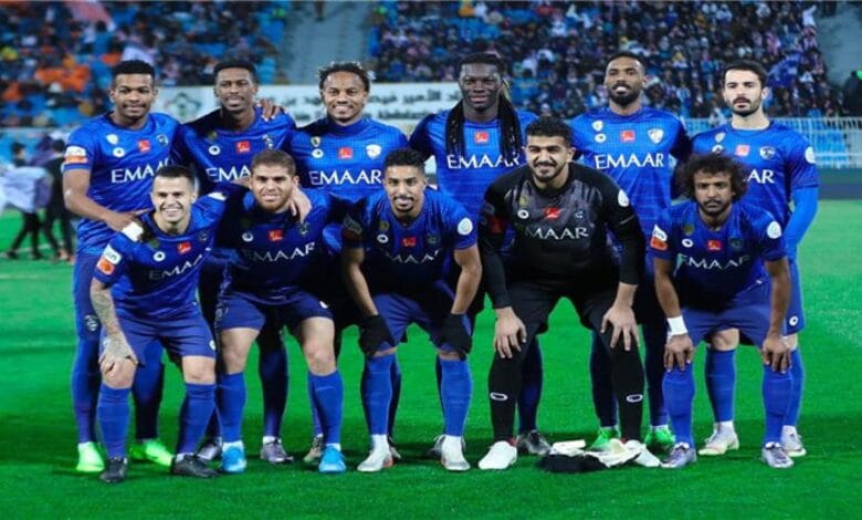 عبو نادي الهلال السعودي يصطفون قبل بداية المباراة