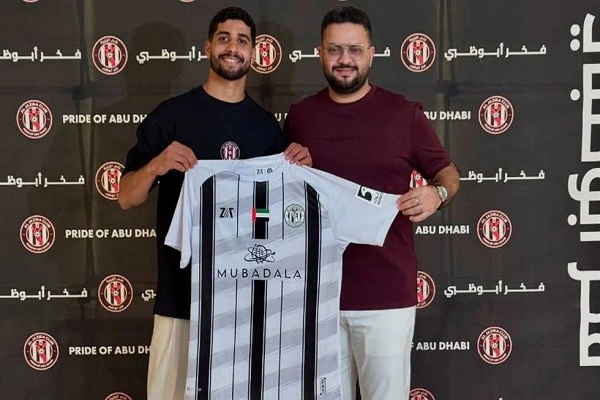 إبراهيم عادل بقميص الجزيرة الإماراتي خلال تقديمه الرسمي