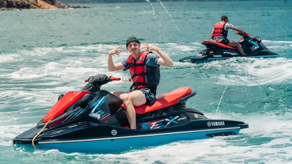 كول بالمر في زيارة إلى سانت كيتس يلعب مع الأطفال ويستكشف جذوره