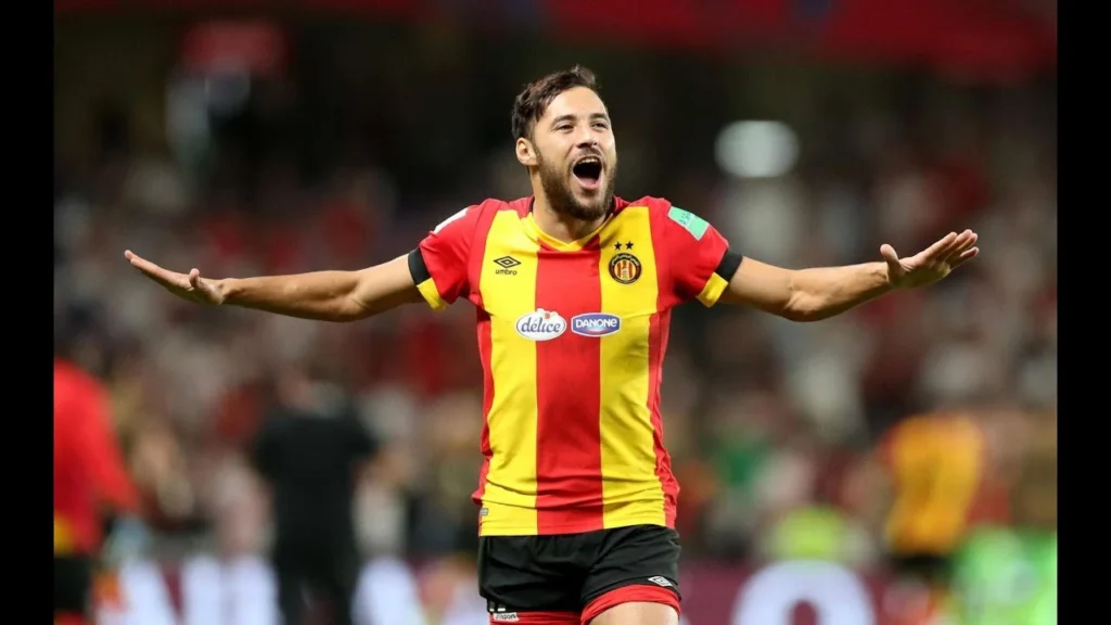 يوسف بلايلي موقوفاً من طرف الشرطة الفرنسية في مطار باريس