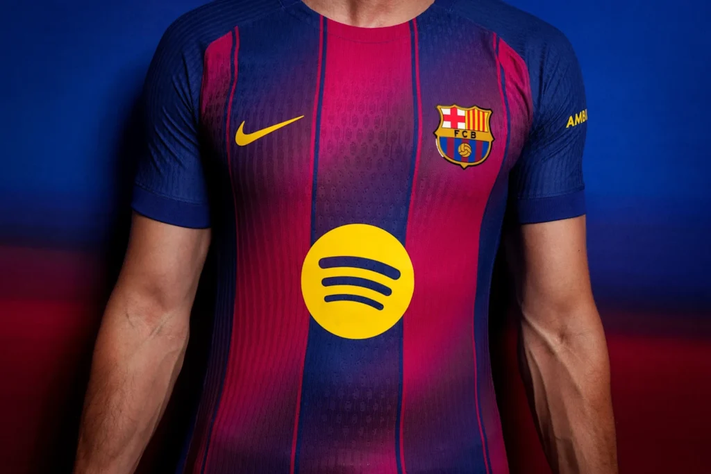 برشلونة تكشف عن قميصها الجديد لموسم 2025–2026 قبل العودة إلى الكامب نو