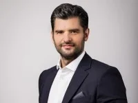 من هو سيباستيان سومّاكال الذي وضع فيه الرجاء ثقته لإعادة النادي إلى القمة؟ 12 سيباستيان سومّاكال المدير الرياضي الجديد للرجاء