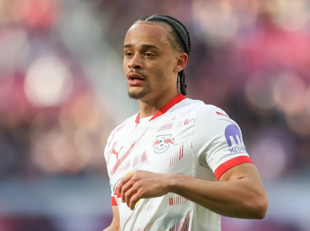 تشافي سيمونز بقميص لايبزيغ يحتفل مع زملائه