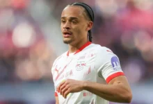 انتقال مفاجئ يلوح في الأفق: هل يخطف الدوري الإنجليزي جوهرة لايبزيغ تشافي سيمونز؟ 10 تشافي سيمونز بقميص لايبزيغ يحتفل مع زملائه