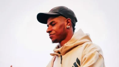 ماركوس راشفورد يصل بسيارة رولز رويس سبيكتر