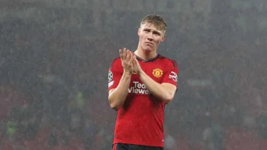 مانشستر يونايتد يفتح الباب أمام رحيل راسموس هويلوند .. وميلان وإنتر ويوفنتوس في حالة ترقب 5 هويلوند مهاجم مانشستر يونايتد خلال إحدى مبارياته في الدوري الإنجليزي