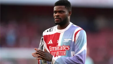 توماس بارتي لاعب أرسنال السابق خلال مباراة في الدوري الإنجليزي