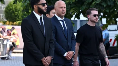 مدرب ليفربول أرني سلوت يواسي اللاعبين بعد وفاة ديوغو جوتا