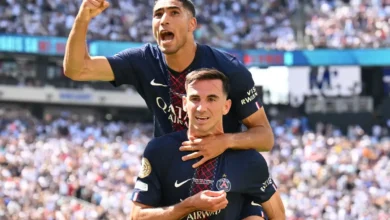 أشرف حكيمي يحتفل بعد فوز باريس سان جيرمان على ريال مدريد
