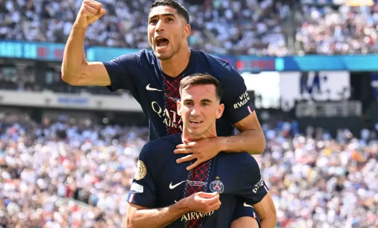 أشرف حكيمي يحتفل بعد فوز باريس سان جيرمان على ريال مدريد