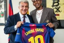 لامين يامال يحمل قميص برشلونة رقم 10 بعد توقيعه عقد حتى 2031