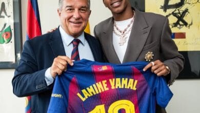 لامين يامال يكتب التاريخ في برشلونة ويحمل الرقم 10 في سن 18 عاما هل يكون خليفة ميسي المنتظر 8 لامين يامال يحمل قميص برشلونة رقم 10 بعد توقيعه عقد حتى 2031
