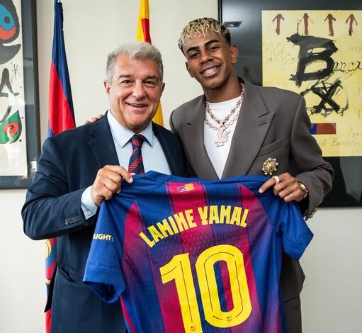 لامين يامال يحمل قميص برشلونة رقم 10 بعد توقيعه عقد حتى 2031