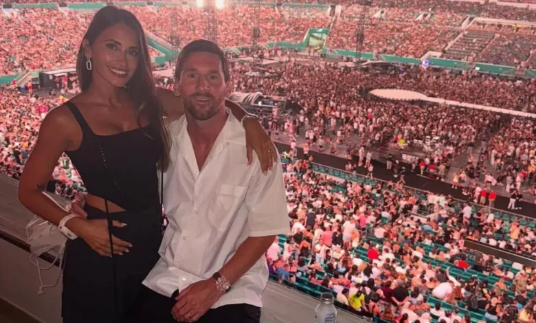 ميسي يجمع العائلة من جديد في ليلة موسيقية ساحرة بحفل فرقة Coldplay 1 ميسي مع زوجته وأطفاله في حفل فرقة Coldplay