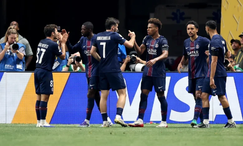 لاعب باريس سان جيرمان يحتفل بعد الفوز على ريال مدريد