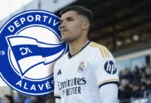 يوسف لخديم يحمل قميص ألافيس بعد توقيعه الرسمي مع النادي الإسباني