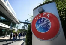 يويفا يغرم تشيلسي وبرشلونة بسبب مخالفة اللعب المالي النظيف 14 شعار الاتحاد الأوروبي لكرة القدم أمام مقره في سويسرا