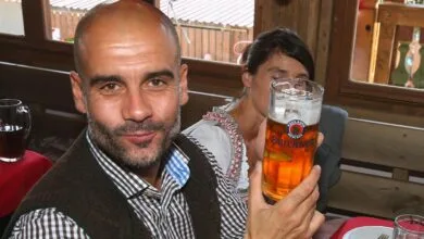 بيب غوارديولا يُنهي زواجه رسميا بعد ثلاثين عامًا من العلاقة 4 بيب غوارديولا مع زوجته كريستينا سيرا قبل الطلاق الرسمي