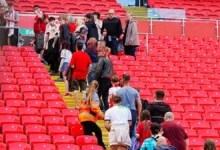 إخلاء ملعب أنفيلد قبل مواجهة ليفربول وأتلتيك بيلباو الودية 8 مشجعو ليفربول يغادرون ملعب أنفيلد بعد إنذار أمني قبل مباراة ودية