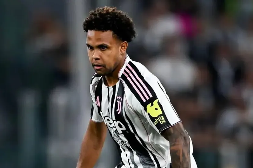 ويستون ماكيني لاعب يوفنتوس يتعرض لهتافات عنصرية في مباراة ضد بارما