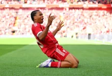 اللاعب ريو نغوموها يحتفل بتسجيل هدف مع ليفربول خلال مباراة ودية في ملعب أنفيلد