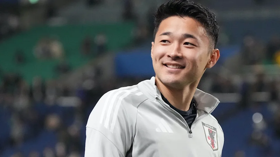 يوكناري سوغاوارا لاعب ساوثهامبتون مرشح للانضمام إلى باريس سان جيرمان لتعويض غياب أشرف حكيمي