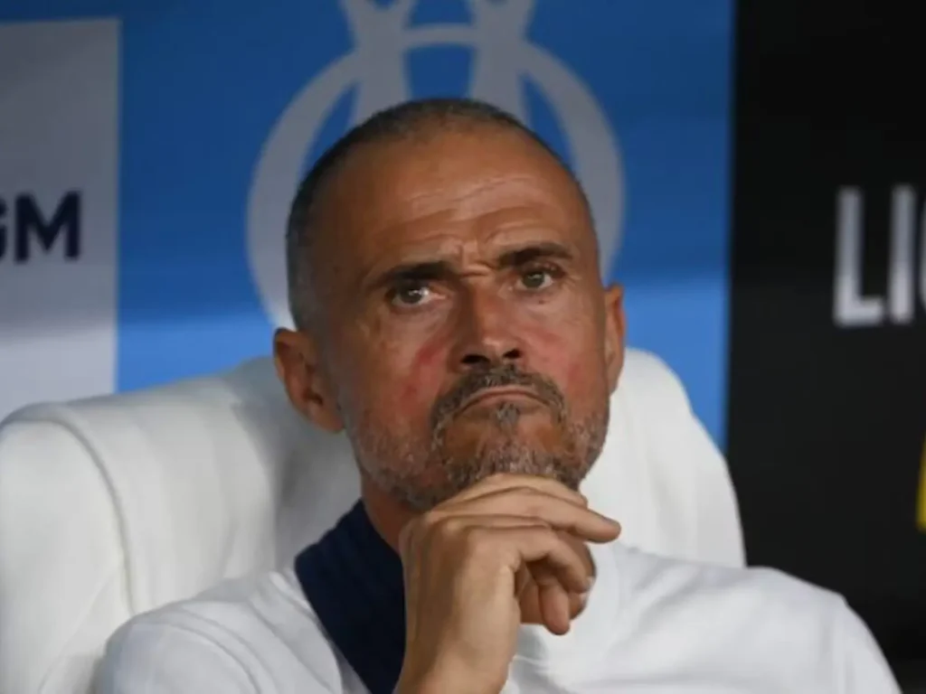 خفيتشا كفاراتسخليا لاعب باريس سان جيرمان مهدد بالغياب عن مواجهة برشلونة