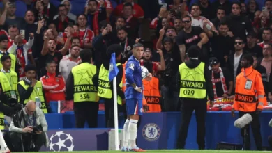 مورينيو يتدخل لتهدئة جماهير بنفيكا بعد استهداف إنزو فيرنانديز 1 Soccer match with cheering fans present.