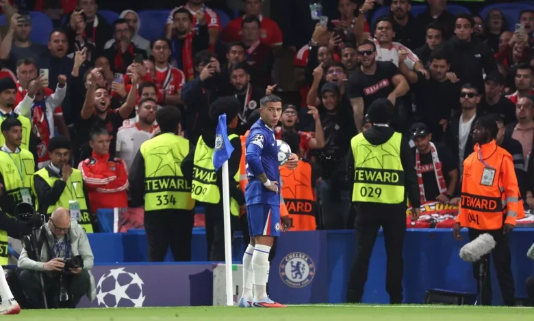 مورينيو يتدخل لتهدئة جماهير بنفيكا بعد استهداف إنزو فيرنانديز 1 Soccer match with cheering fans present.
