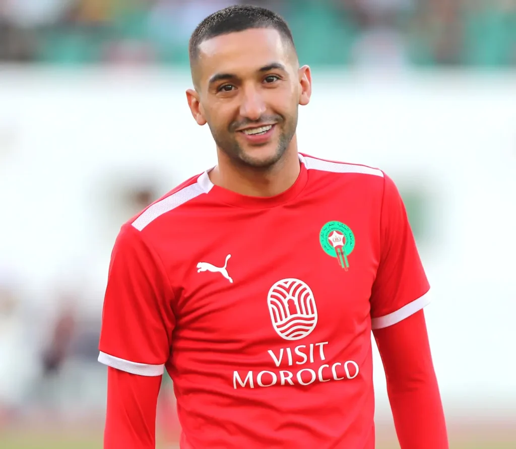 حكيم زياش يحمل قميص الوداد الرياضي بعد توقيعه الرسمي مع النادي