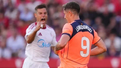 ليفاندوفسكي بعد إهدار ركلة الجزاء أمام إشبيلية في الدوري الإسباني